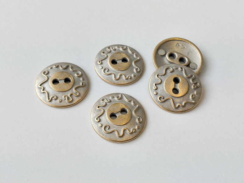 www.knopfparadies.de - 1002me - Messing- und silberfarbene Metallknöpfe mit zwei Löchern