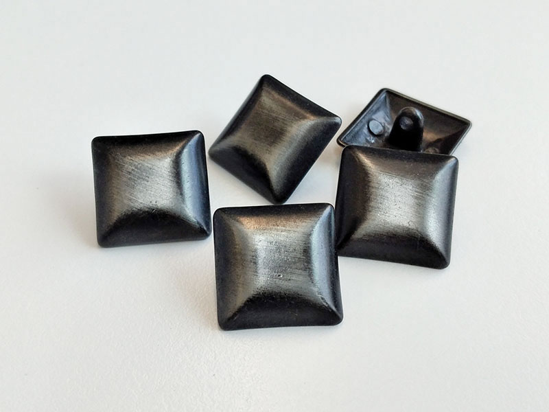 Attraktiver quadratischer Knopf alteisen