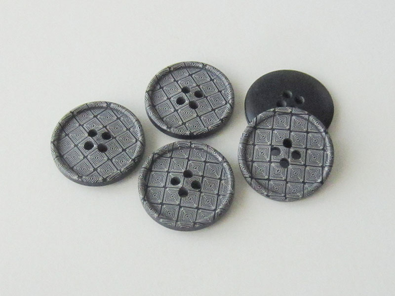 www.Knopfparadies.de - 4245sc - Schwarze weiß gemusterte Vierlochknöpfe aus Kunststoff