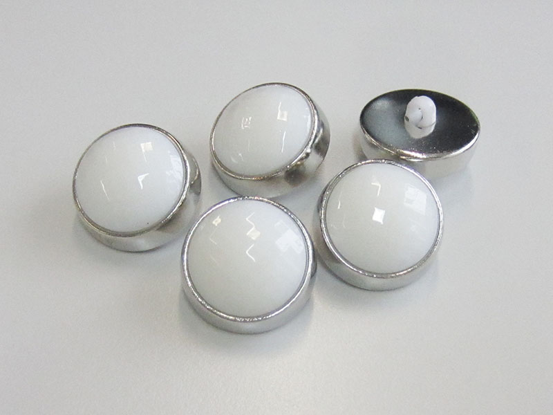 www.knopfparadies.de - 3993ws - Elegante Mantelknöpfe in weiß und silber