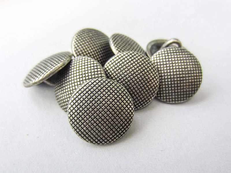 Altsilberfarbener Metall Knopf mit Raster Muster