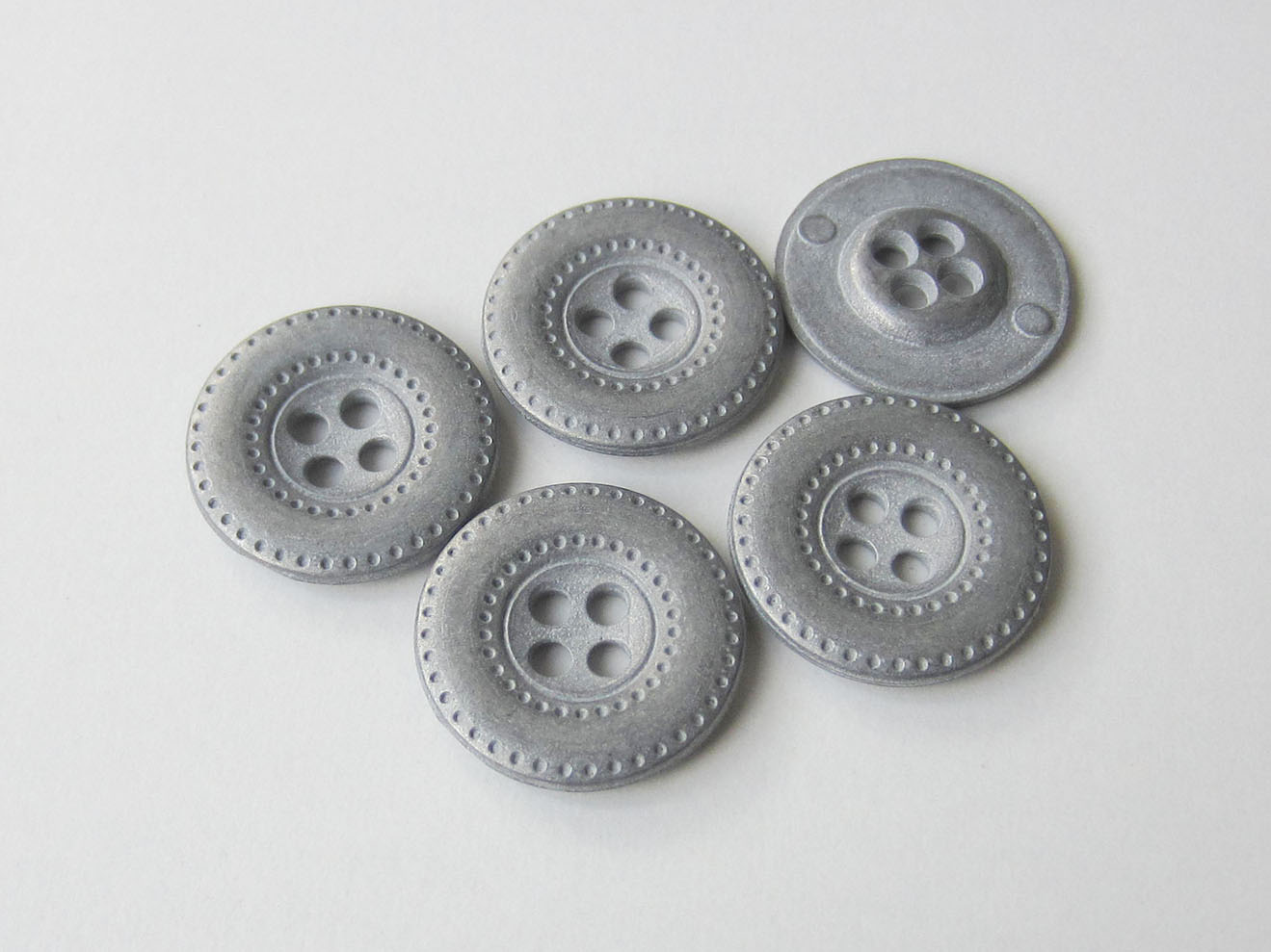 Attraktiver Vierloch Metall Knopf mit Loch Muster