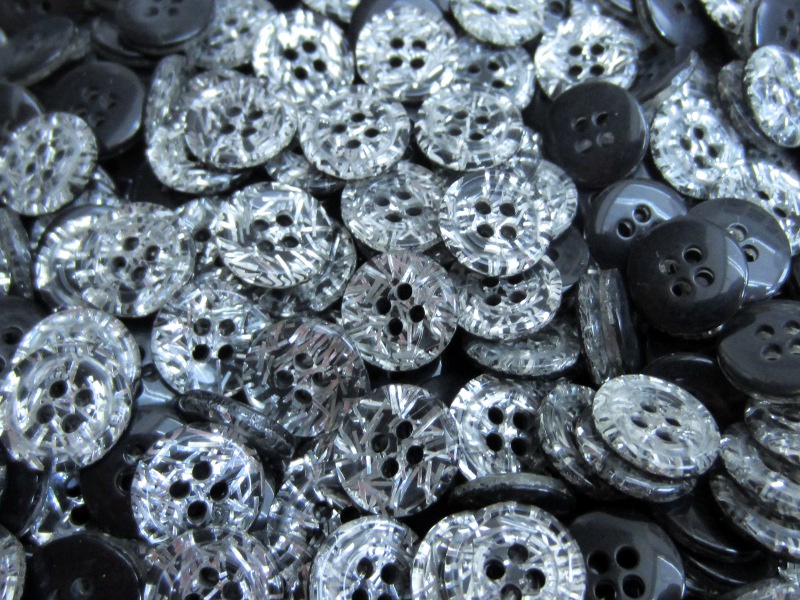 Kleine, hübsch glitzernde Blusenknöpfe in silber schwarz mit vier Löchern
