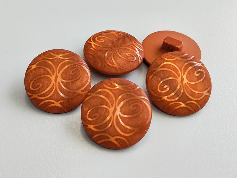 www.knopfparadies.de - 4693br - Orange-Braun eingefärbte Kunststoffknöpfe mit Muster