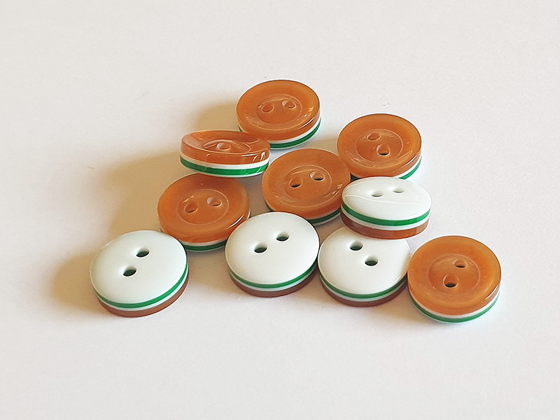 Packung mit 10 orange-beige-weiß-grünen Sandwich-Hemdenknöpfen aus Kunststoff