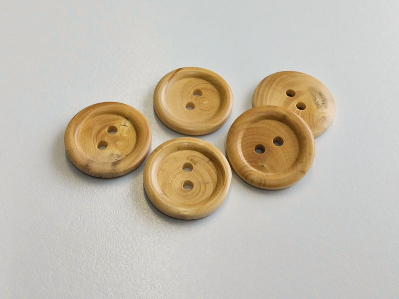 www.knopfparadies.de - 6570ba - Echte Holzknöpfe mit zwei Löchern