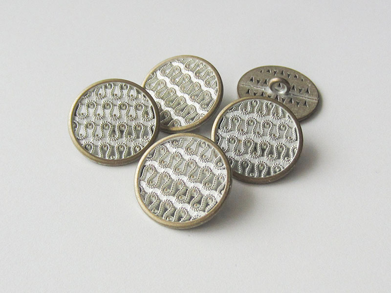 Bildschöner Metall Ösen Knopf mit filigranem Spitzen Muster in Bicolor