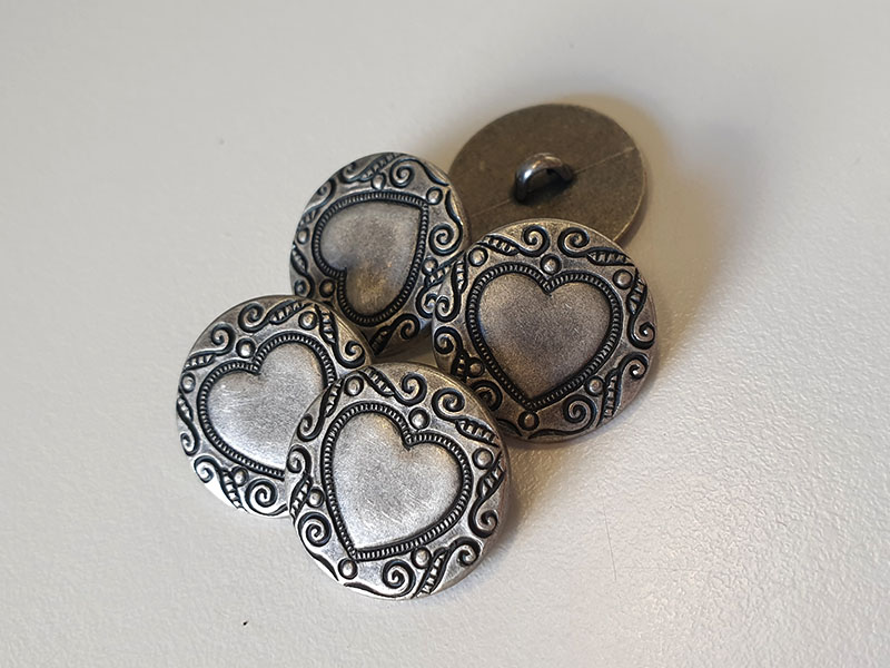 Bezaubernde eisenfarbene Metallknöpfe mit nostalgischem Herz Motiv