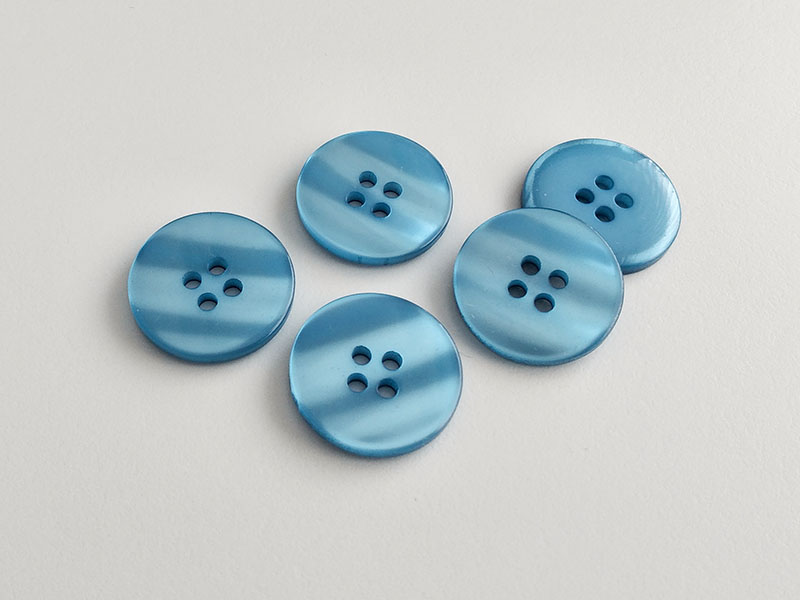 www.knopfparadies.de - 2721bl - Blau schimmernde Vierlochknöpfe aus Kunststoff