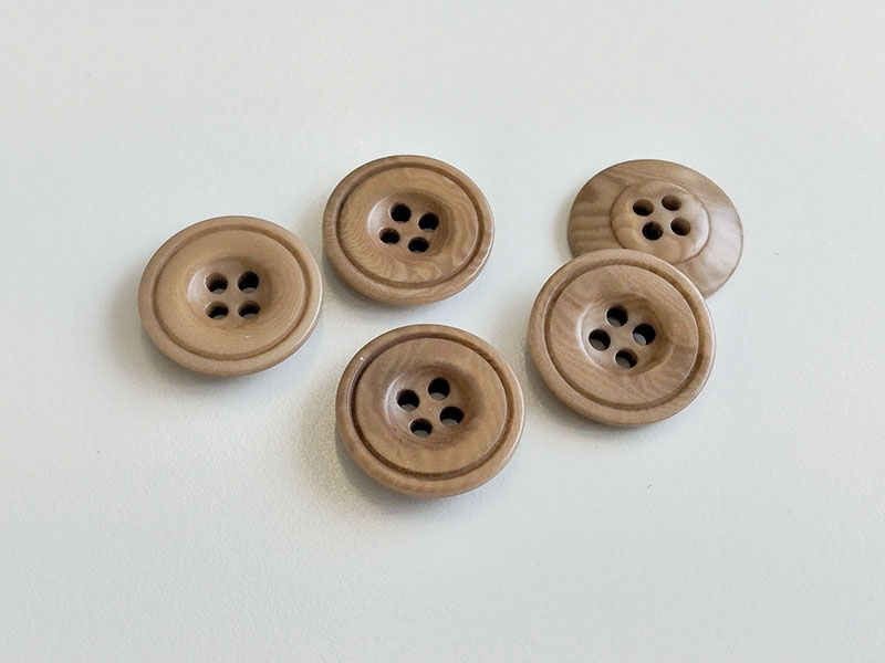 www.knopfparadies.de - 6034be - Beige Vierlochknöpfe aus Steinnuss
