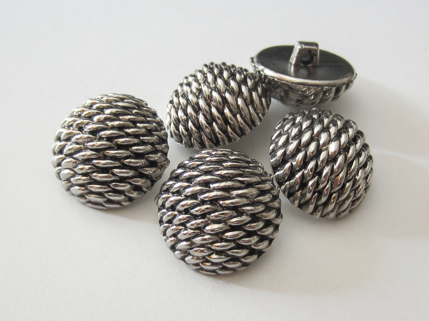 Edler Halbkugel Ösen Knopf im Metall Ketten Design