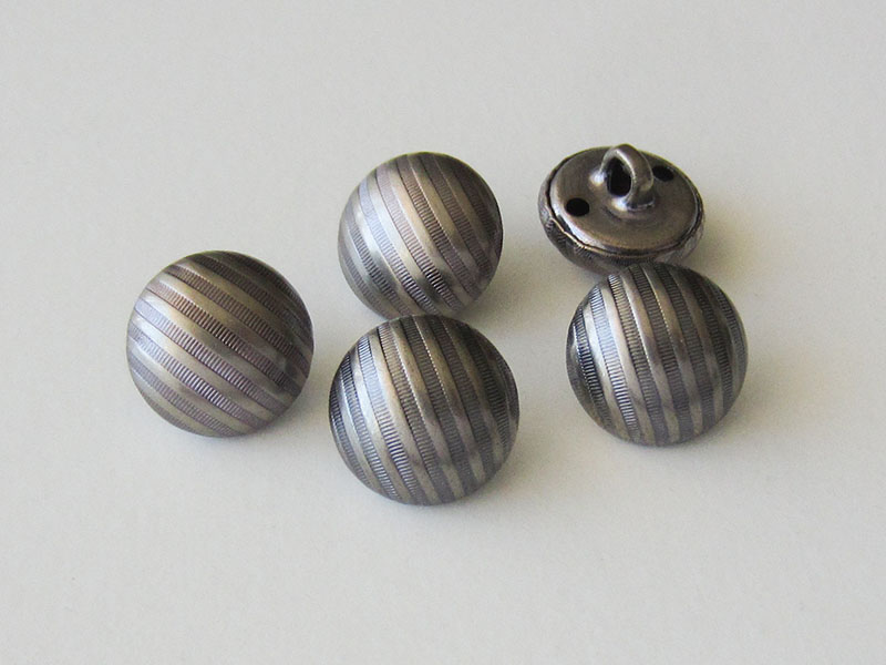 www.Knopfparadies.de - 1656ei - Gestreifte Ösenknöpfe aus leichtem Metallblech in Eisen