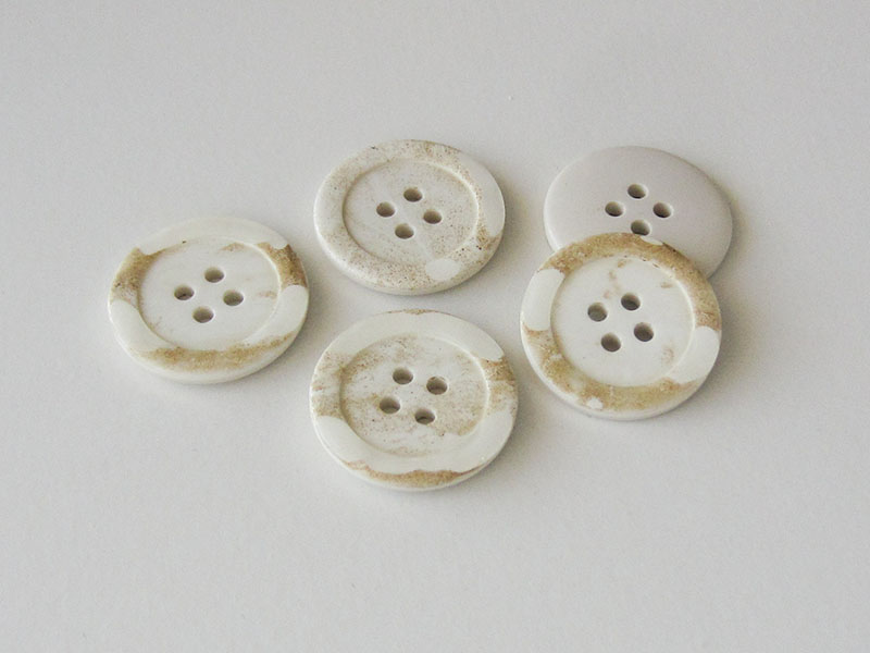 www.Knopfparadies.de - 1597wb - Weiß beige marmorierte Vierloch Kunststoffknöpfe