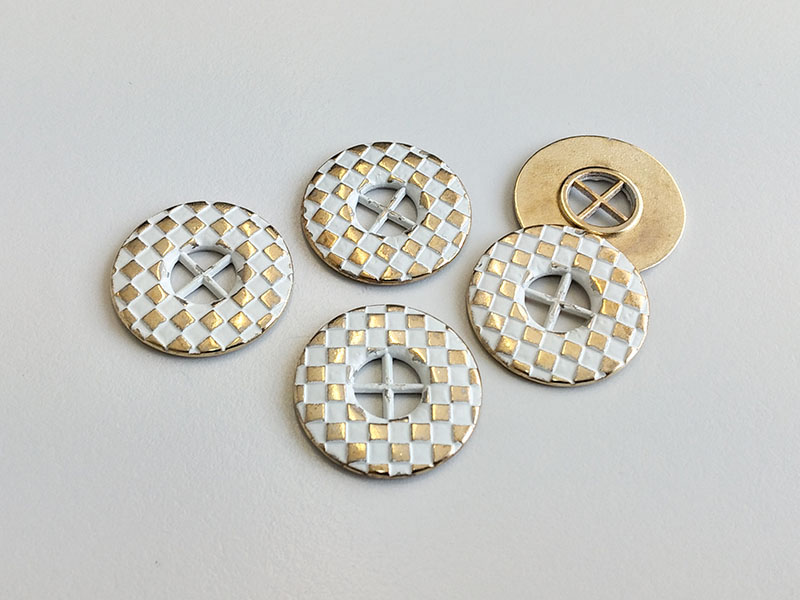 www.knopfparadies.de - 2186gw - Verrückte Metallknöpfe, flach mit Quadratmuster - günstige B-WARE!