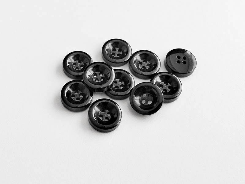 www.knopfparadies.de - 6441sc - Kleine, schwarze Blusenknöpfe mit vier Löchern