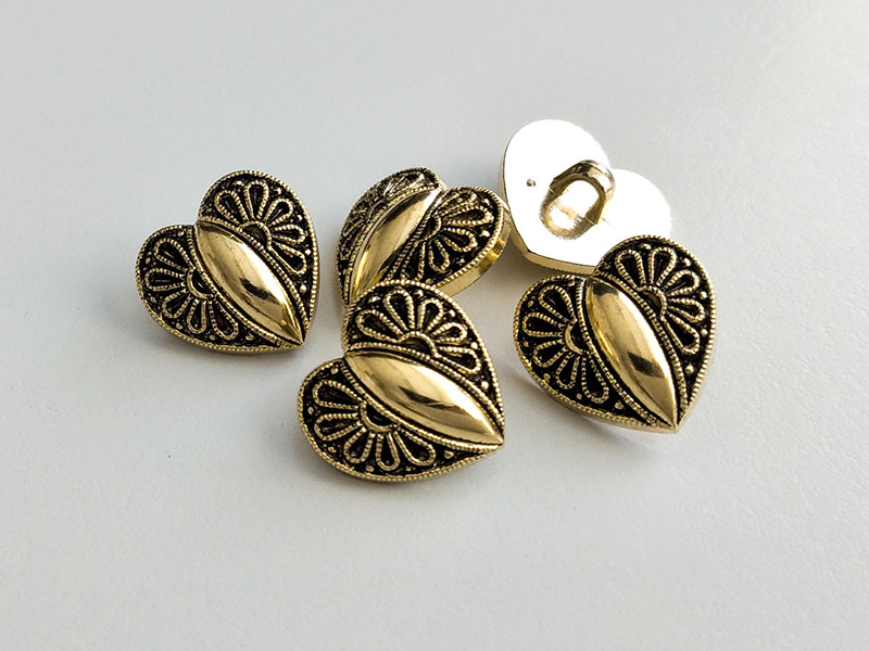 Niedliche, altgold-farbene Herz Knöpfe aus Kunststoff - filigraner Style