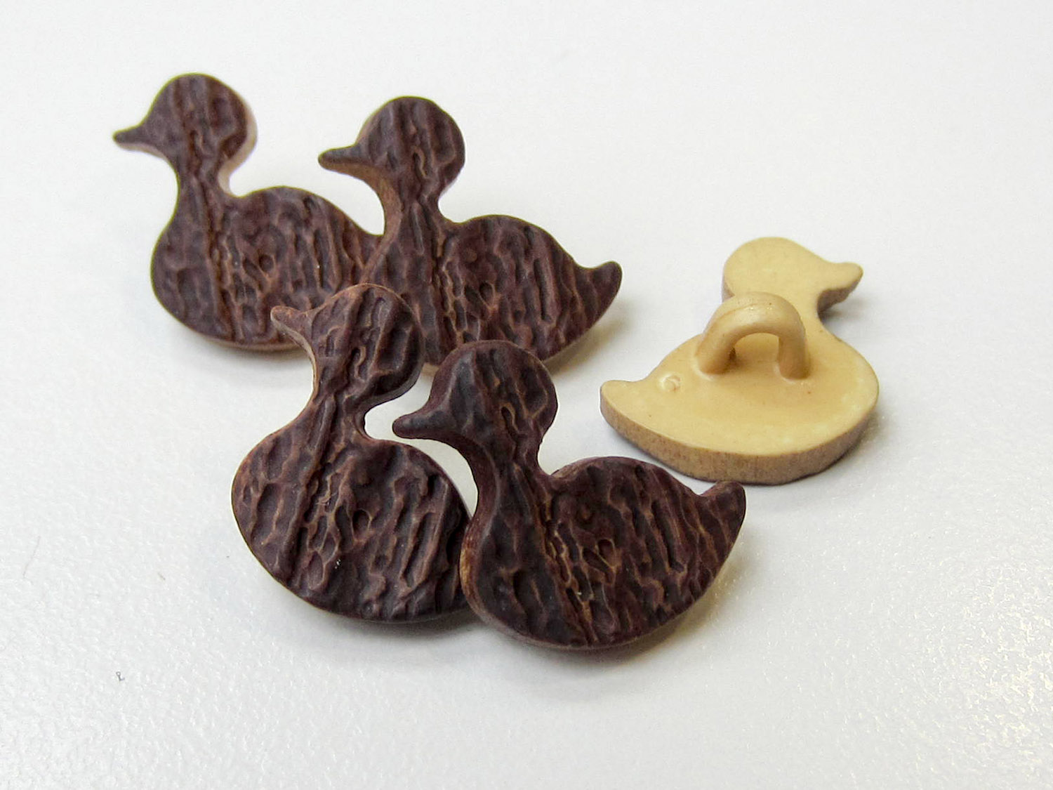 Niedlicher brauner Ösen Knopf in Horn Optik "Ente"