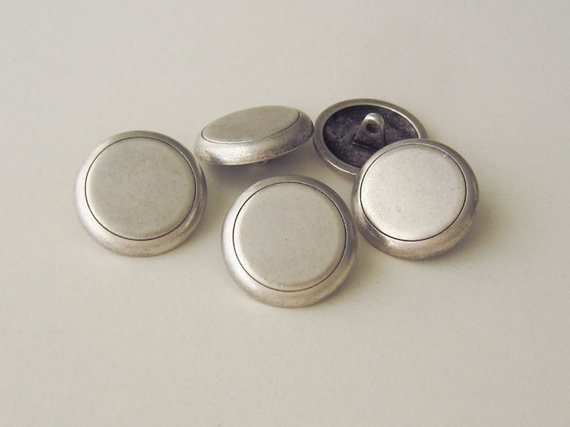 Metallknöpfe in Silber