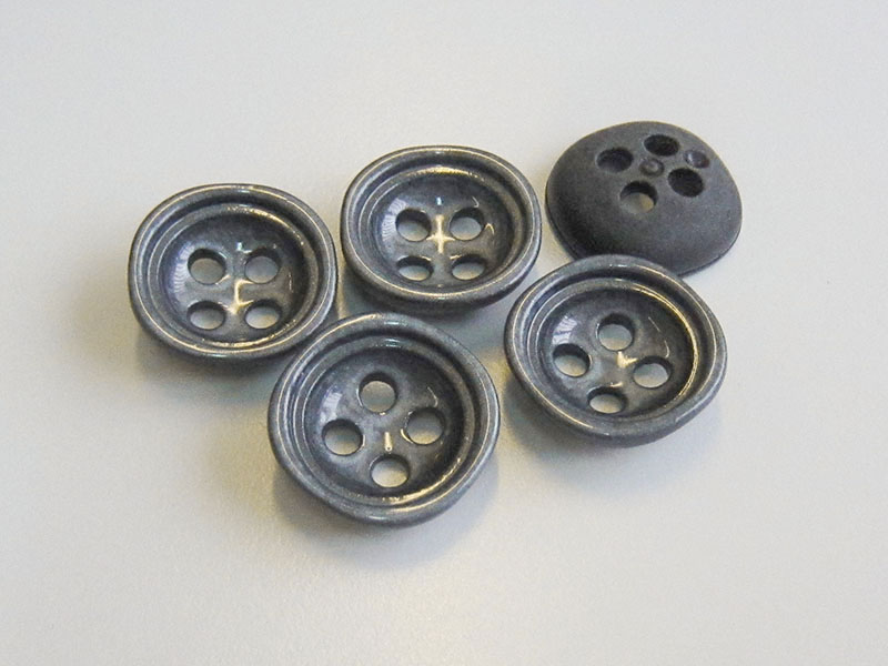 www.knopfparadies.de - 3918st - Grau Metallic schimmernde Kunststoffknöpfe, tief nach innen gewölbt