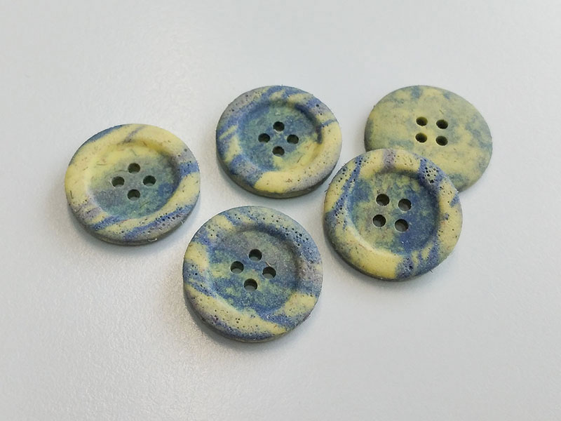 www.knopfparadies.de - 6504cc - Interessante Kunststoffknöpfe in Grün, Blau und Gelb