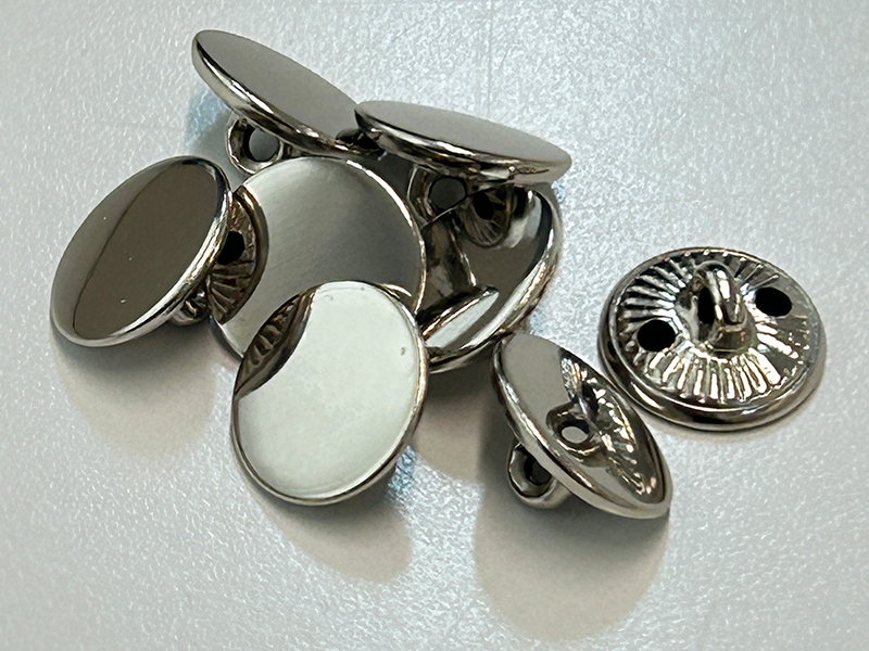 Flache silberfarbene Metallknöpfe mit glatter Oberfläche