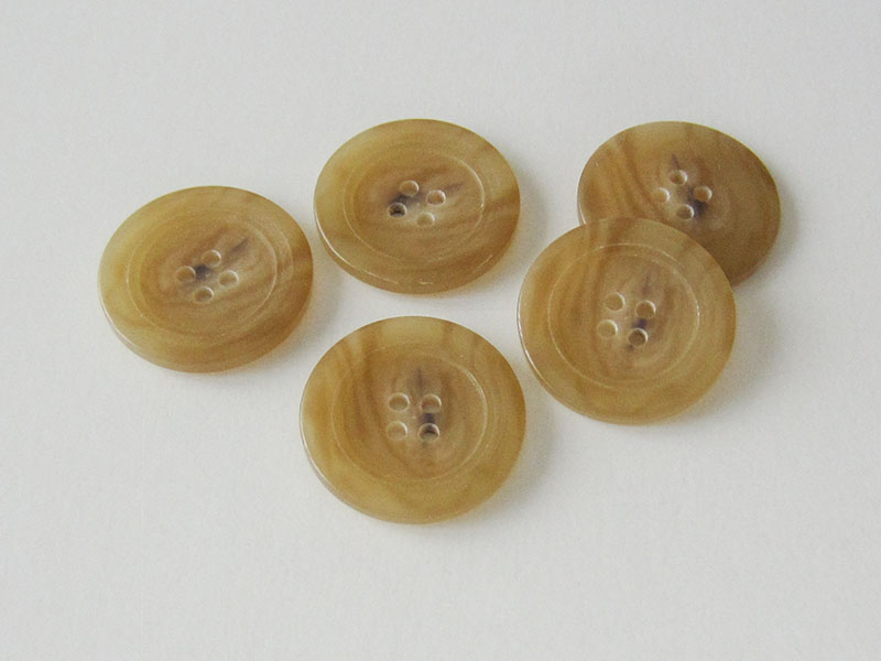 www.Knopfparadies.de - 4013be - Beige melierte Vierloch Kunstoffknöpfe in Horn Optik