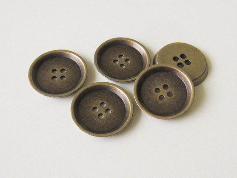Schlichter Vierloch Metallknopf in Altmessingfarben