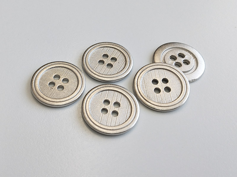 www.knopfparadies.de - 6292si - Silberfarbene Metallknöpfe mit vier Löchern