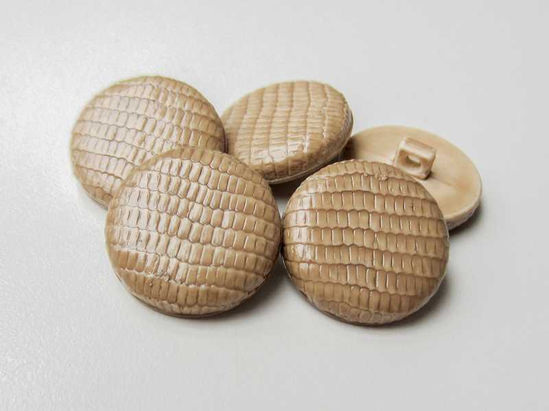 Extravagante beige Kunststoffknöpfe wie Reptilleder: Krokodil