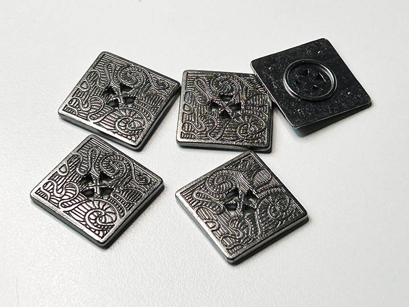 Altsilberfarbene Quadratknöpfe aus Metall, aufwendiges zartes Relief