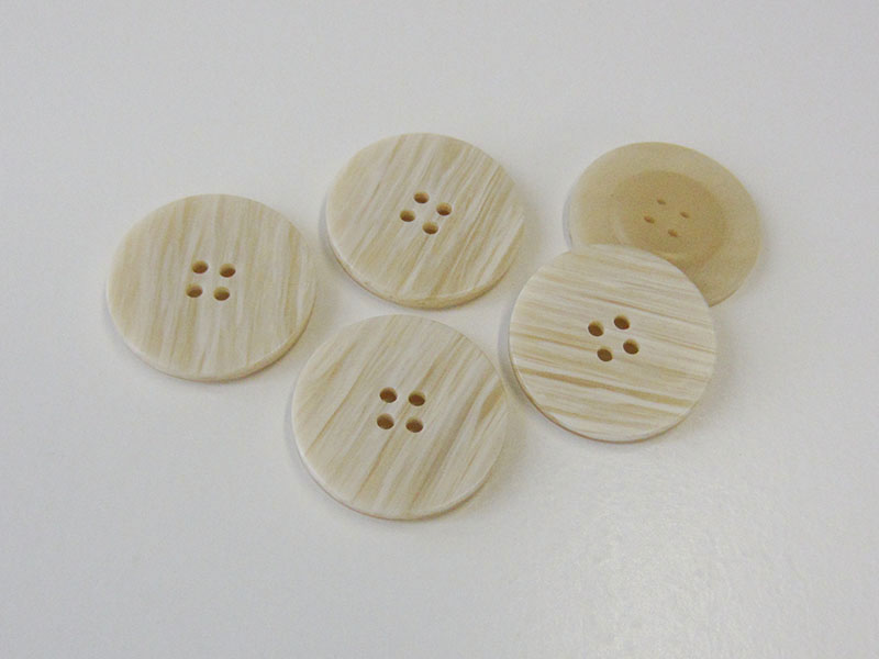 www.Knopfparadies.de - 2472bw - Große gestreifte Mantelknöpfe aus Kunststoff in Beige & Weiß