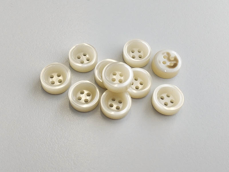 www.knopfparadies.de - 4259be - Hell beige schimmernde Kunststoffknöpfe mit vier Löchern