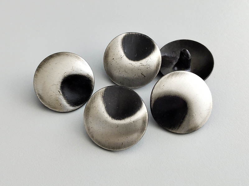 www.knopfparadies.de - 6460as - Vintage Metallknopf Altsilber Schwarz Vertiefung