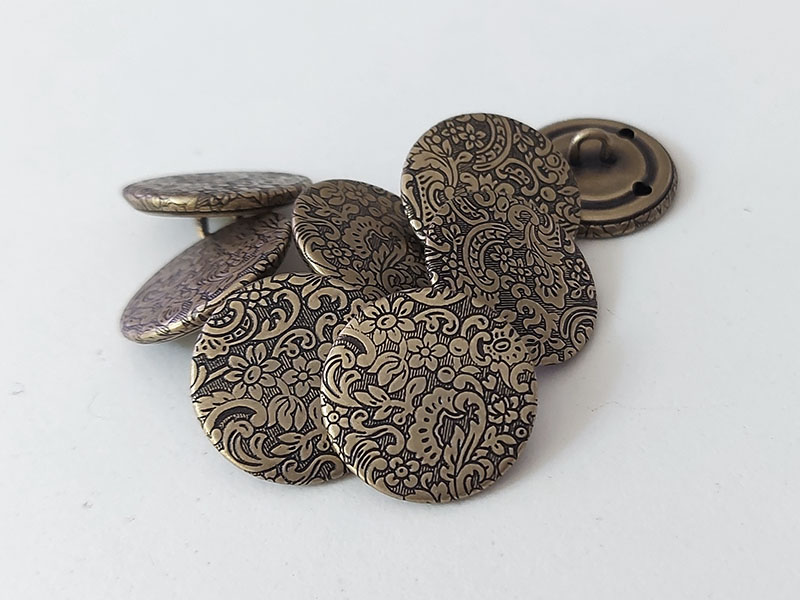 Altmessingfarbene Metallblech Knöpfe mit Blumenmuster- sehr detailreich