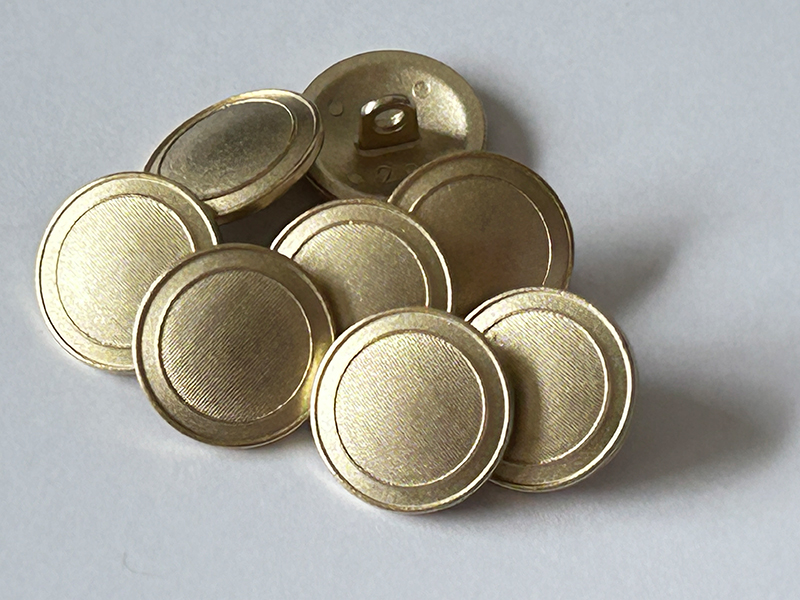 Klassische Metallknöpfe in sehr hellem Gold - B-Ware