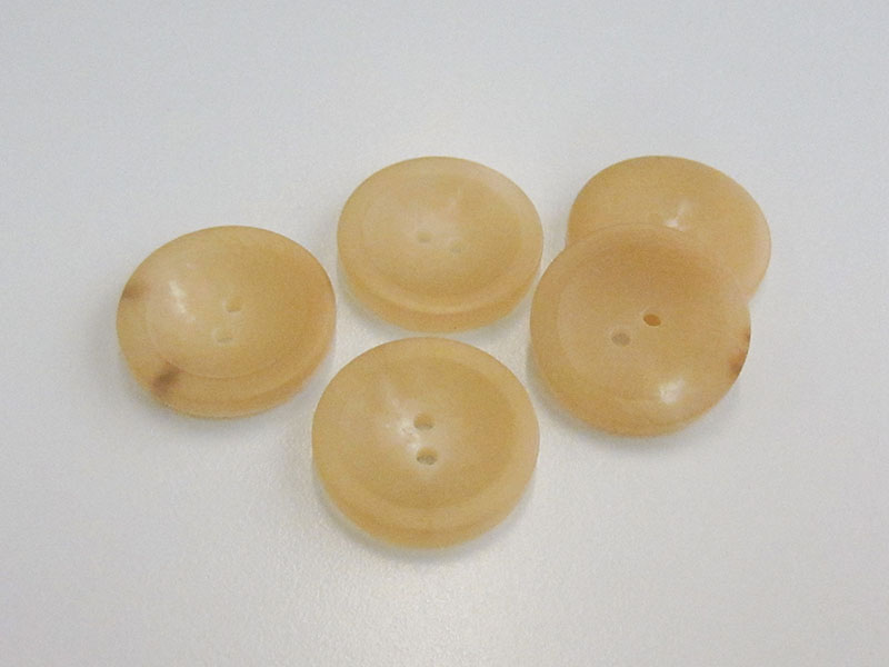 www.knopfparadies.de - 5982gg - Matt blonde Büffelhornknöpfe mit zwei Löchern