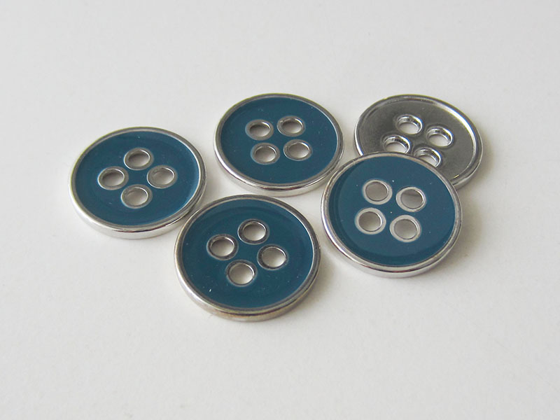 Moderner mittelblau silberfarbener Vierloch Metallknopf