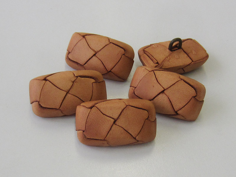 Tolle terracottafarbene Lederknöpfe in Kuchenform / viereckig mit Öse und klassischem Flechtmuster