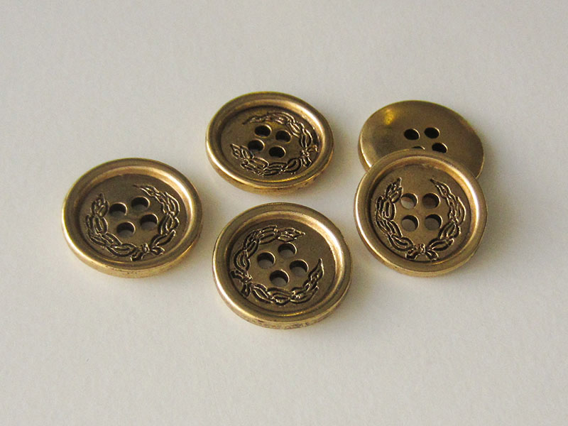 www.Knopfparadies.de - 4074go - Goldene Vierloch Metallknöpfe mit Ranken oder Kranz Motiv