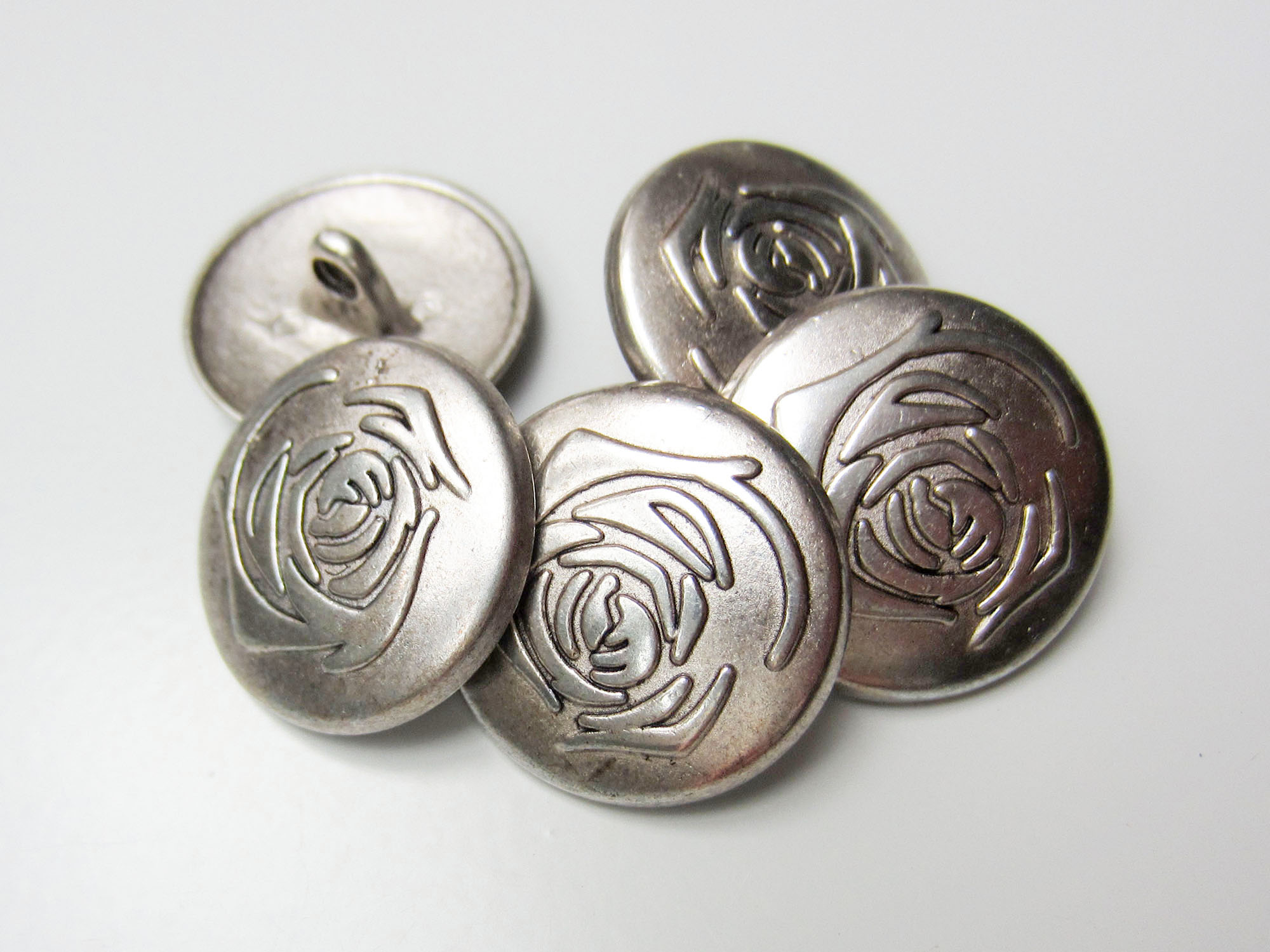 Traumhaft schöner altsilberfarb. Metallknopf mit Rose