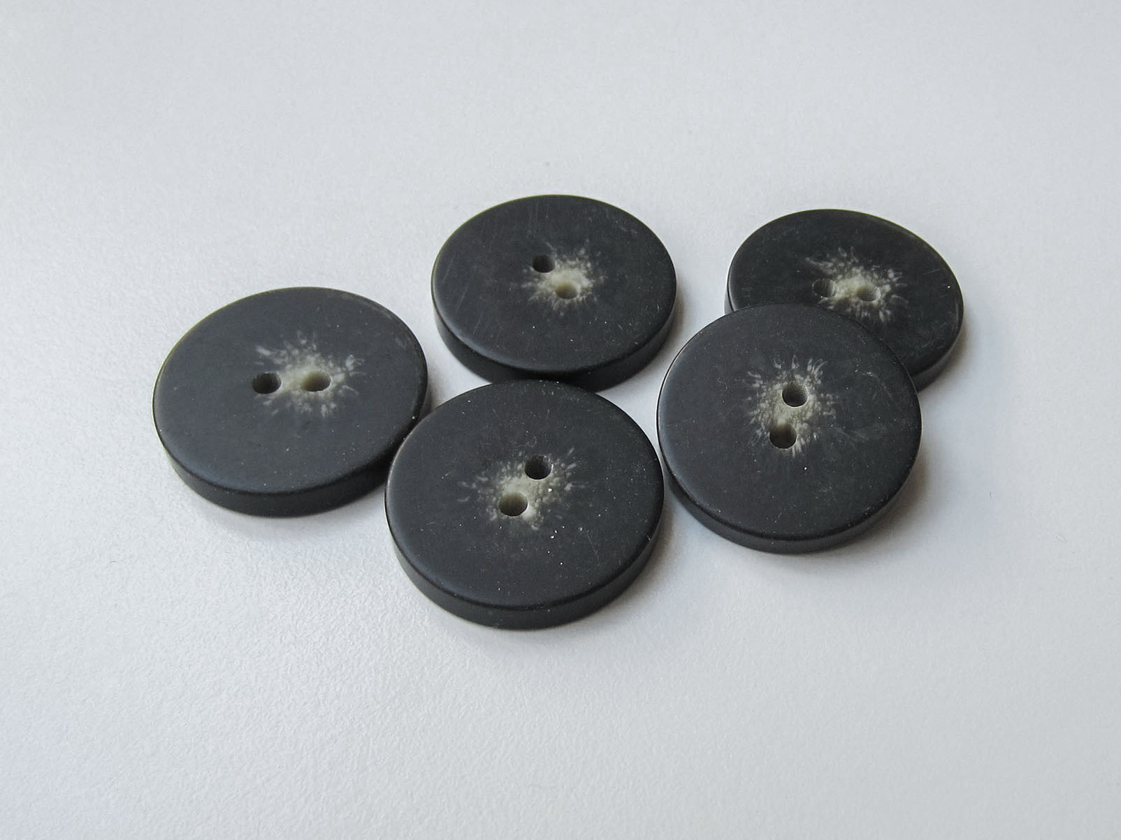 Günstiger schwarz brauner Knopf in Horn Optik / B-WARE