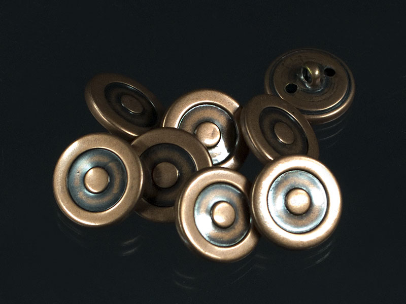 Altkupferfarbener schlichter Knopf