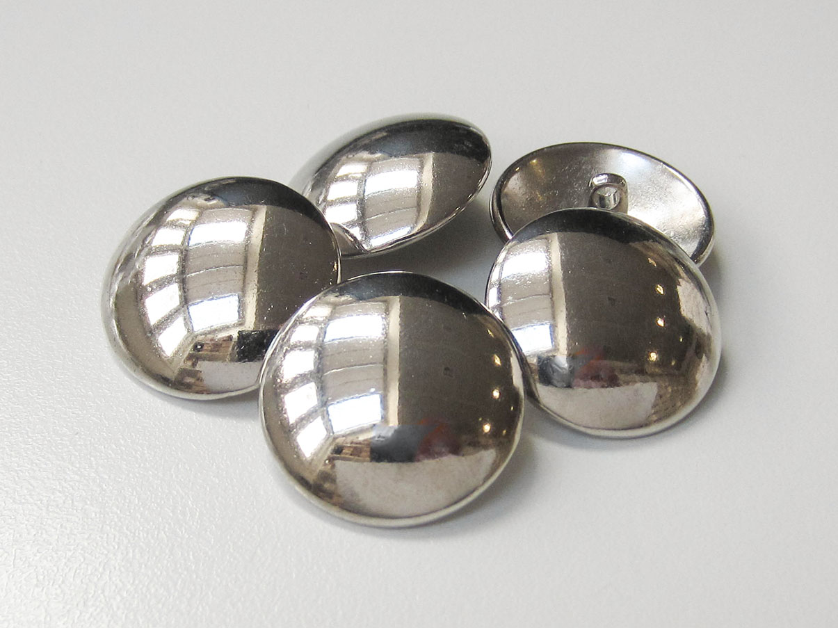 Glänzend silberfarbene Uniformknöpfe aus Metall