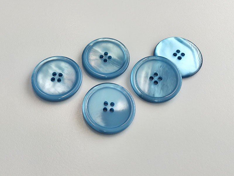 www.knopfparadies.de - 6733bl - Blau schimmernde Kunststoffknöpfe mit vier Löchern