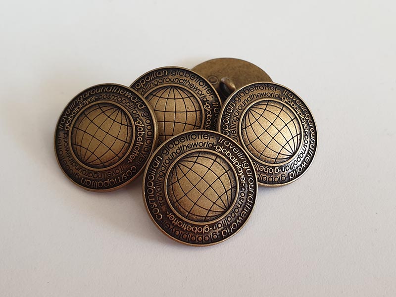 www.knopfparadies.de - 3121am - Altmessingfarbene Metallknöpfe mit Motiv: Globetrottert