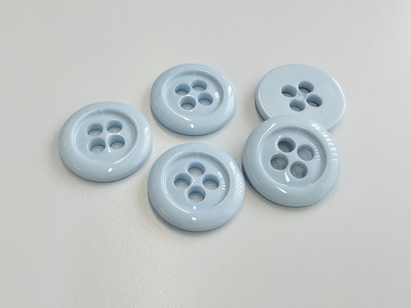 www.knopfparadies.de - 3835bb - Babyblaue Mantelknöpfe mit vier Knopflöcher