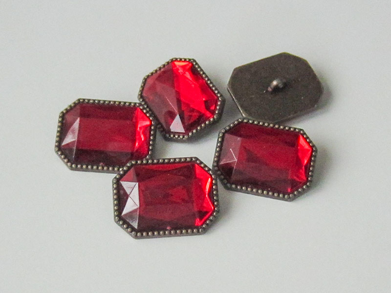 www.knopfparadies.de - 5453mr - Funkelnde Schmuckknöpfe mit rotem Glitzerstein