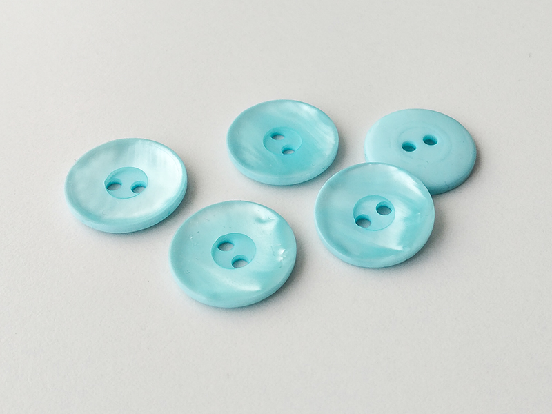 www.knopfparadies.de - 3564bb - Hellblaue Kunststoffknöpfe mit zwei Löchern