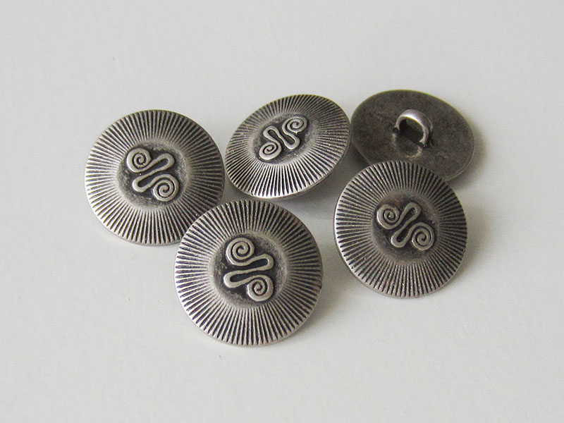 www.Knopfparadies.de - 0425as - Alt wirkende Metallknöpfe mit Spiral Symbol in Silber