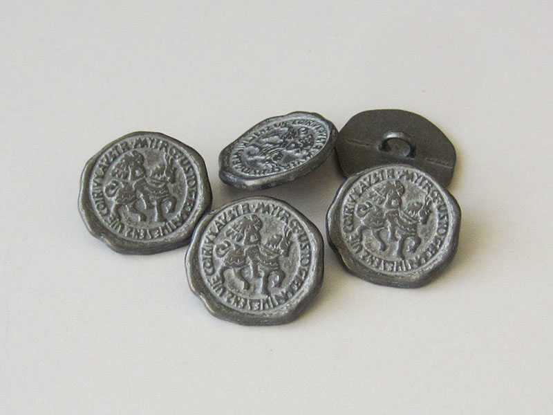 www.Knopfparadies.de - 0577zm - Alt wirkene weißlich zinnfarbene Metallknöpfe mit Reiter Motiv